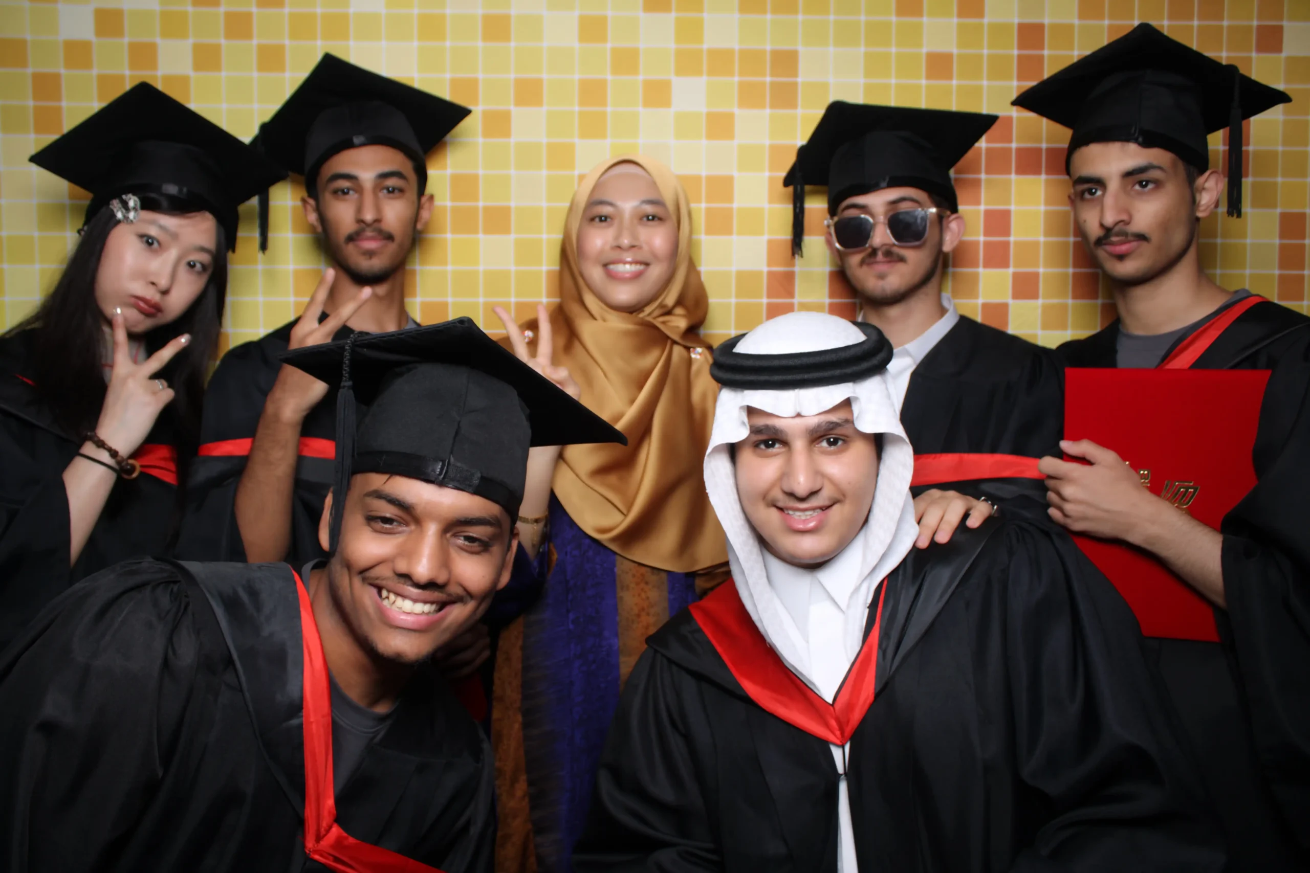 طلاب عرب من جنسيات مختلفة يتخرجون من معاهد اللغة الإنجليزية في ماليزيا