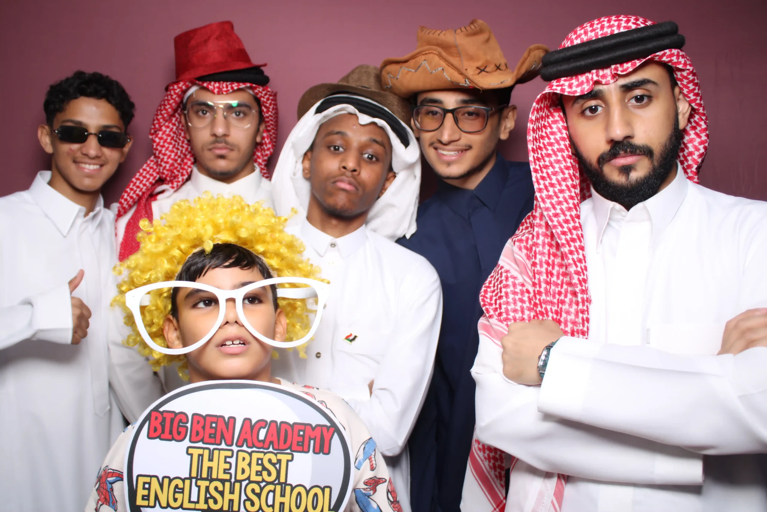 طلاب سعوديون في معهد Big Ben Academy كوالاالمبور يحملون لافتة Big Ben The Best English School