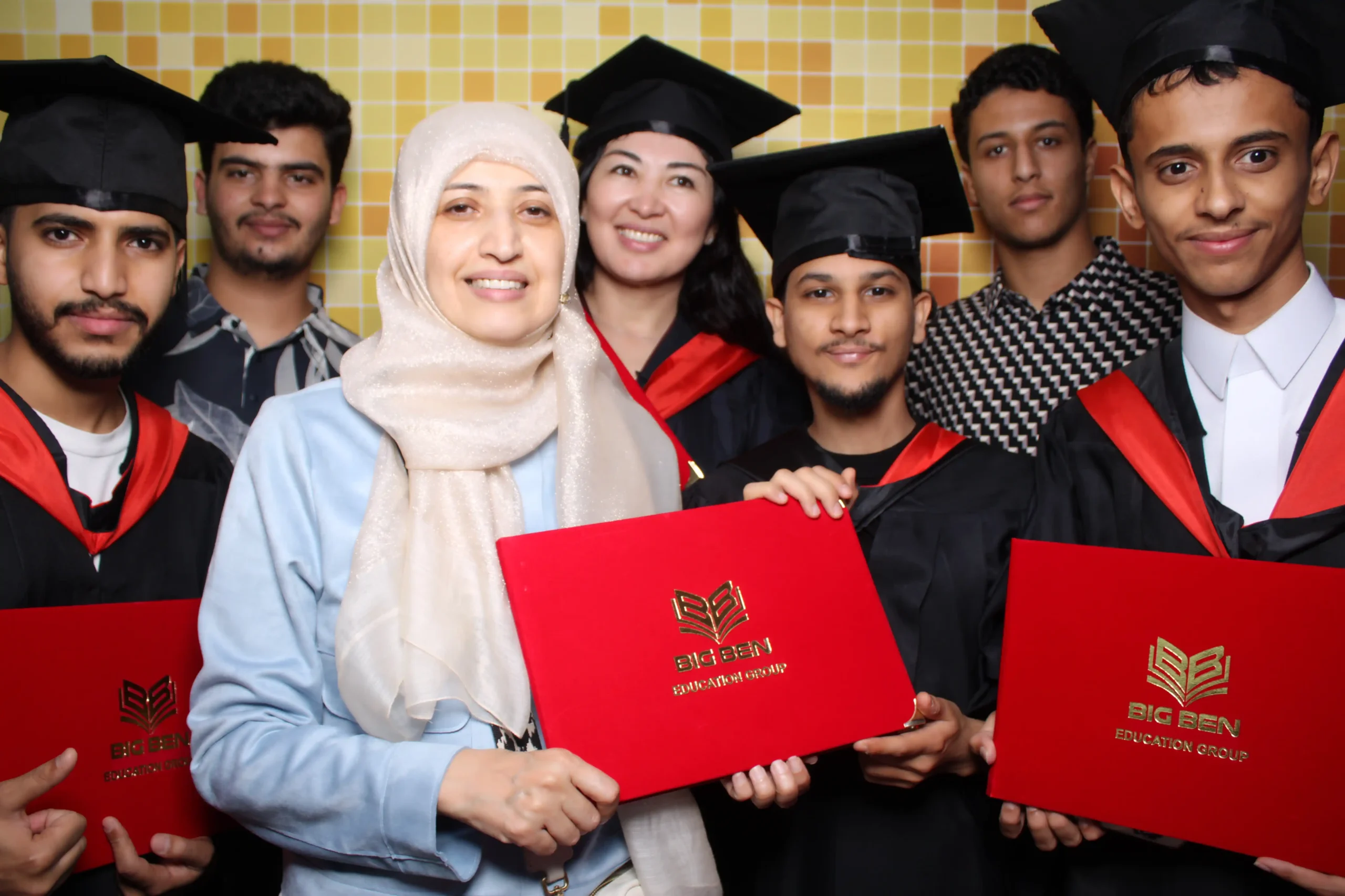 طلاب عرب يحملون شهادات Big Ben Academy بعد إتمام مخيم اللغة الإنجليزية الصيفي في ماليزيا