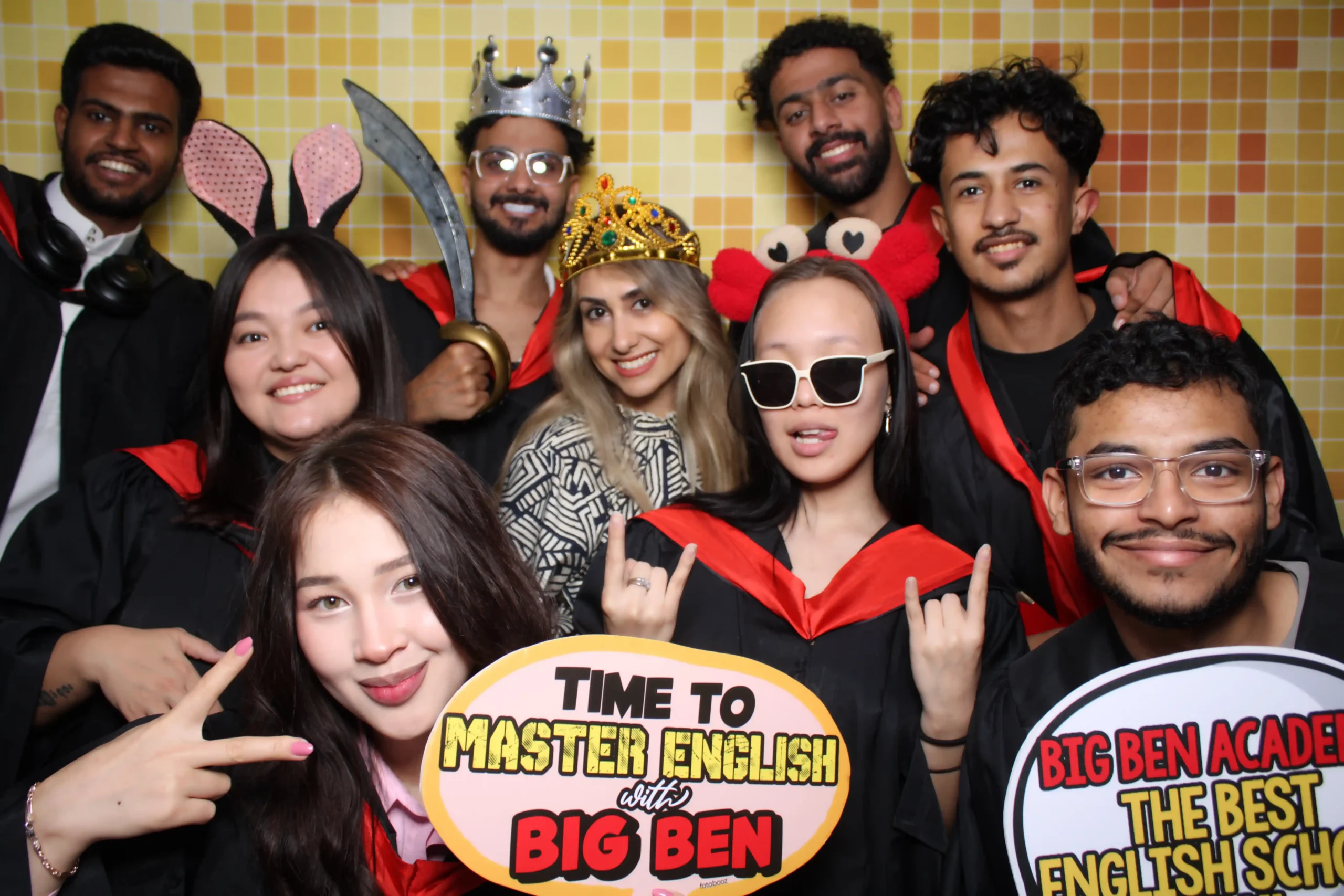 طلاب دوليون من جنسيات مختلفة يحتفلون بتخرجهم من Big Ben Academy كوالاالمبور في مخيم صيفي للغة الإنجليزية