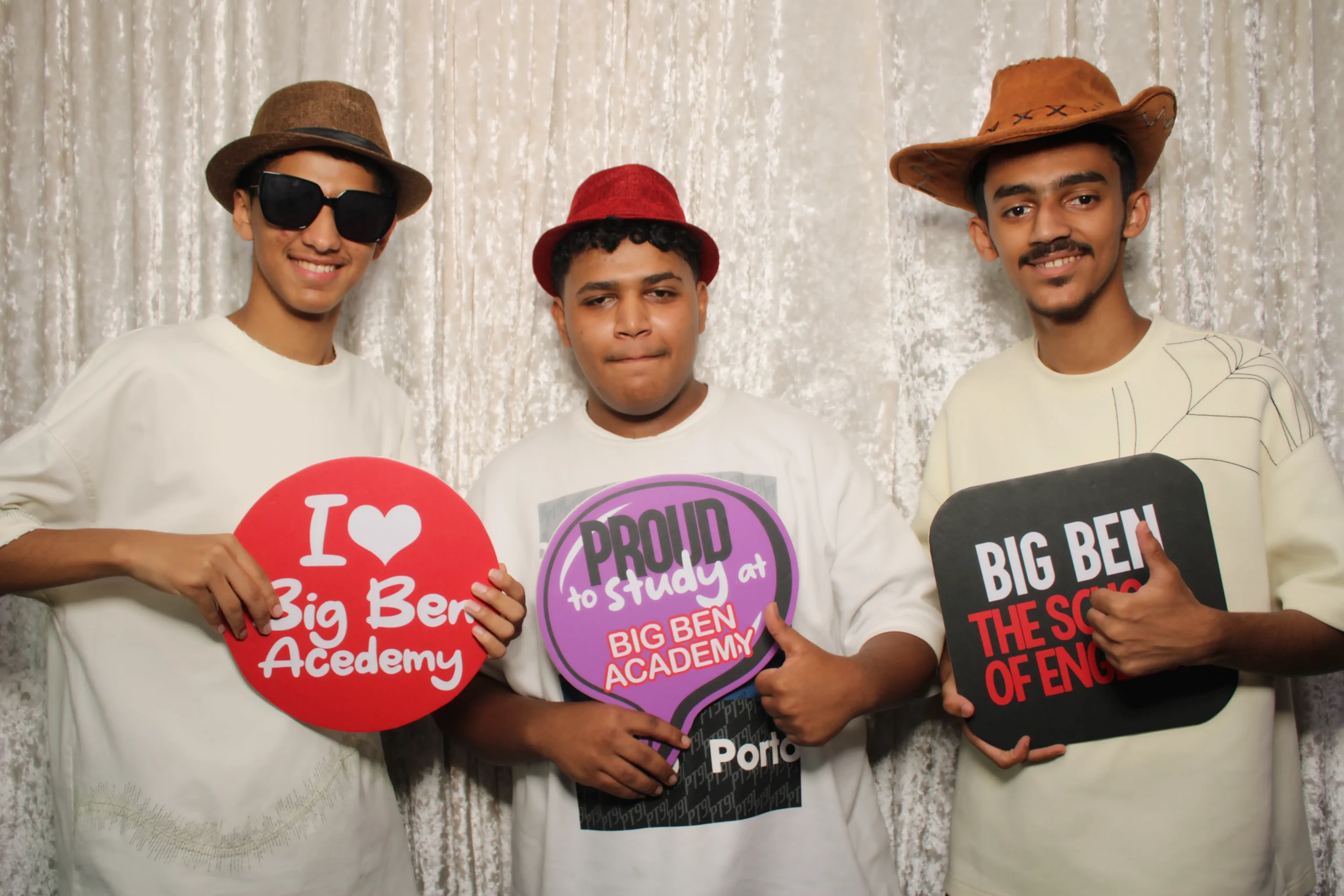 طلاب سعوديون يحملون لافتات I Love Big Ben Academy و Proud to Study في حفل تخرج كوالاالمبور
